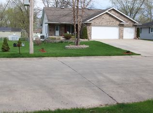 1115 N 4th St, Manchester, IA 52057
