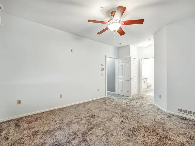 4319 NE 5th Ct — Photo 8