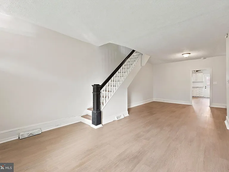 529 N Clayton St — Photo 4