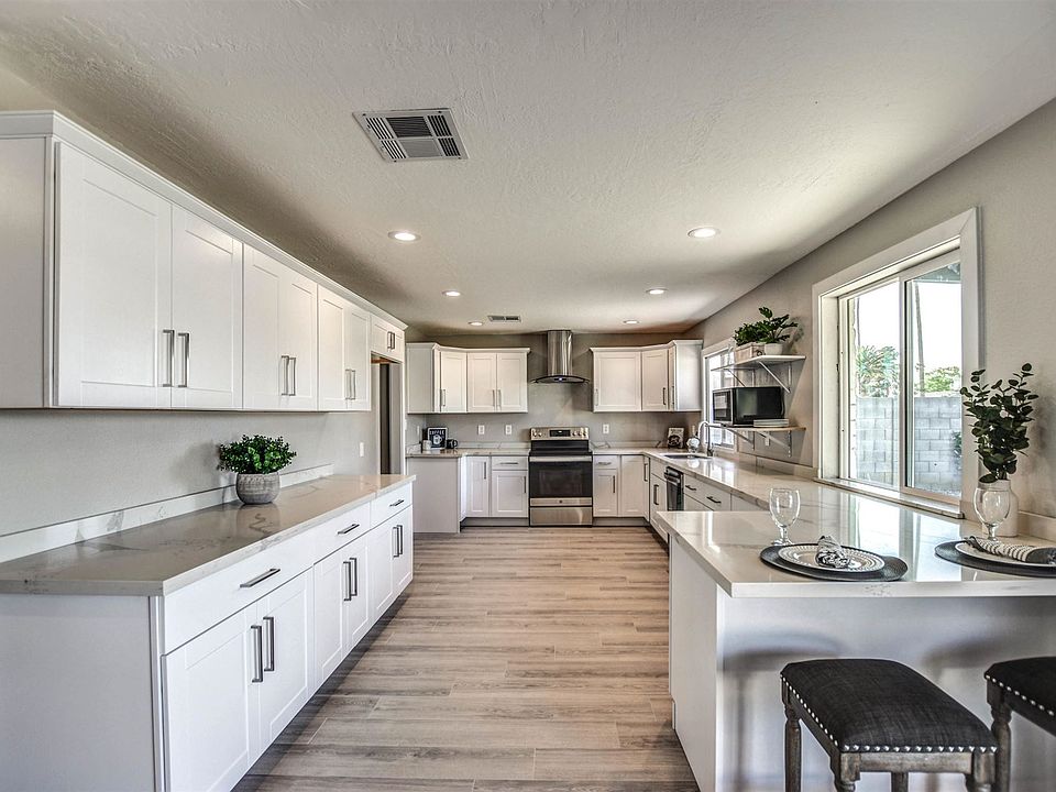 1st image of 2118 E Fremont Dr