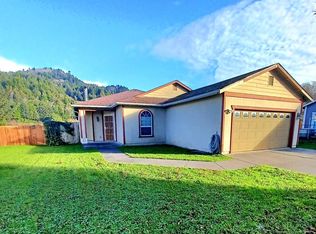 77 Maple Rd, Klamath, CA 95548