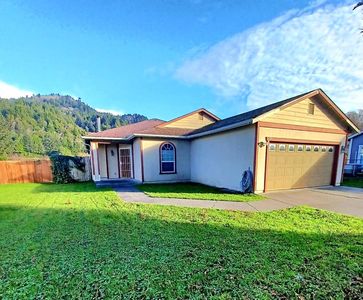 77 Maple Rd, Klamath, CA, 95548