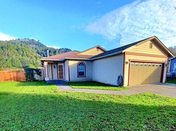 77 Maple Rd, Klamath, CA 95548