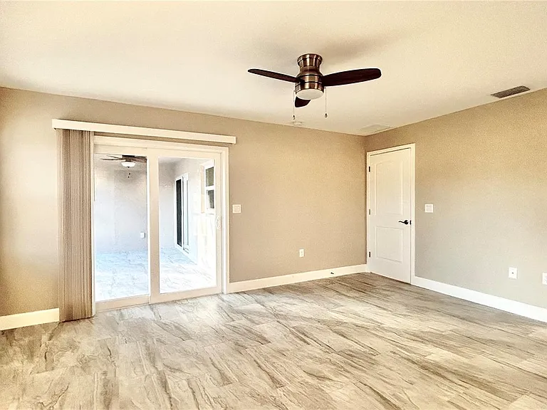 3255 Thurston Ave — Photo 5
