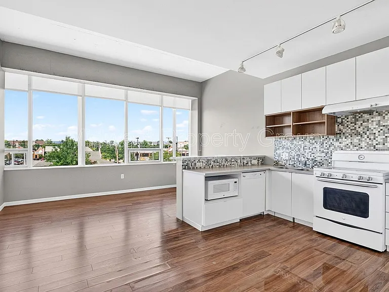 4100 Lindell Blvd #302 — Photo 1
