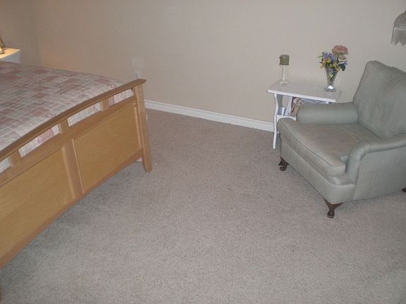 Large Master Bedroom w/walk in closet