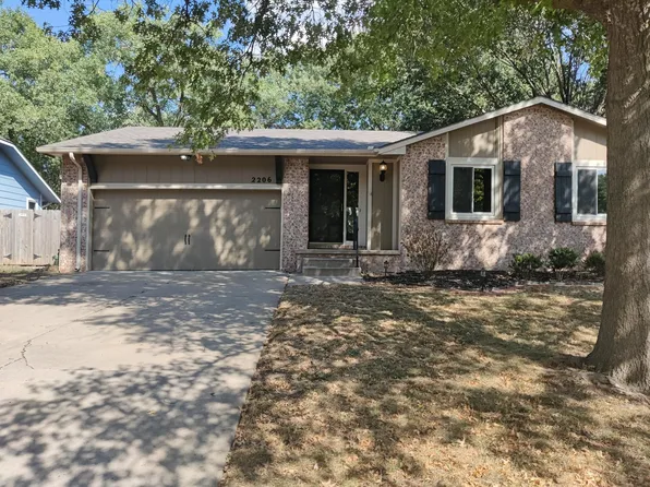 2206 N Basswood Ct, Derby, KS 67037