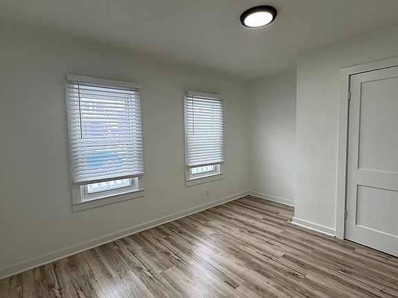 3rd image of 526 Livingston Ave NE #2