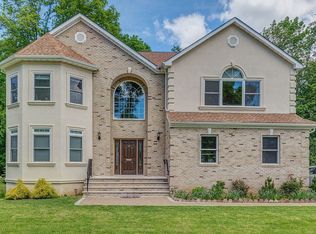 4 Locust Pl, Livingston, NJ 07039