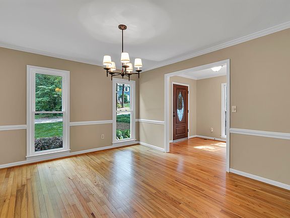 5th image of 110 Hillsborough Dr