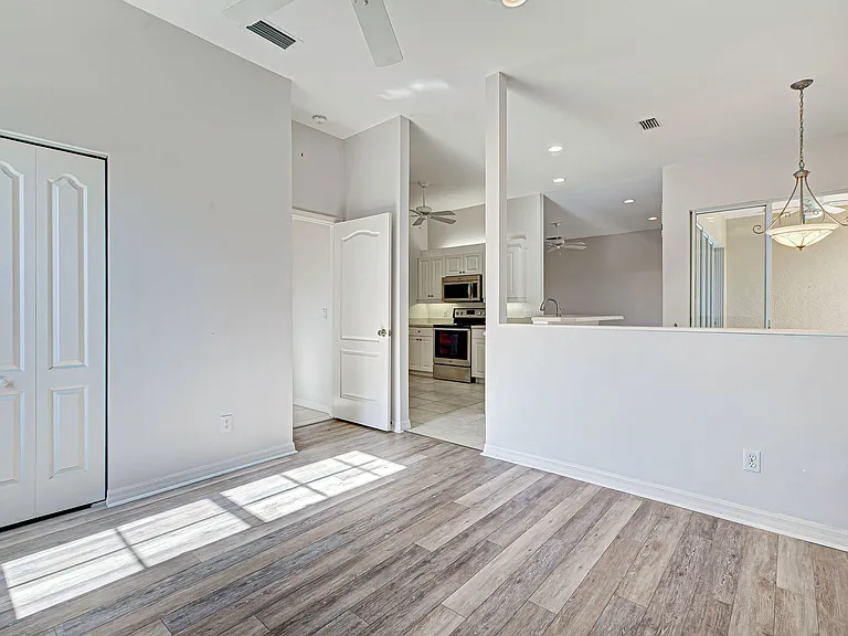 910 Bramley Ct #6 — Photo 32