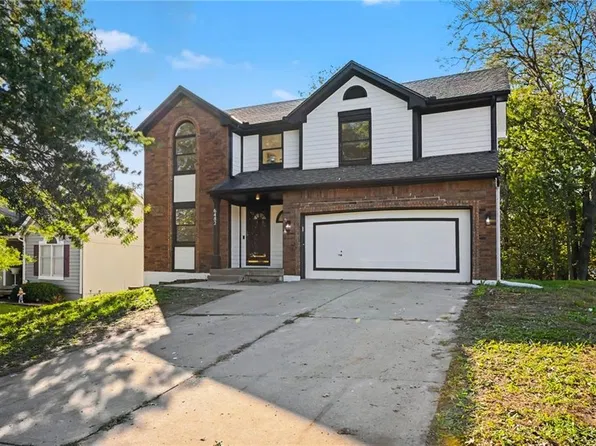 6482 NW Valley Dr, Parkville, MO 64152