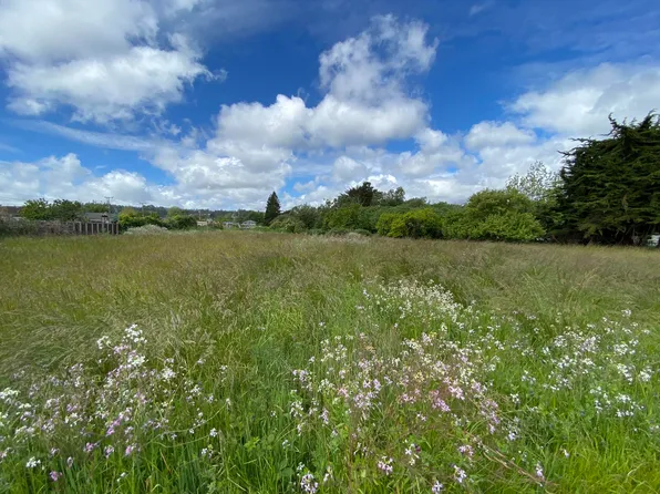 1569 Newburg Rd, Fortuna, CA 95540