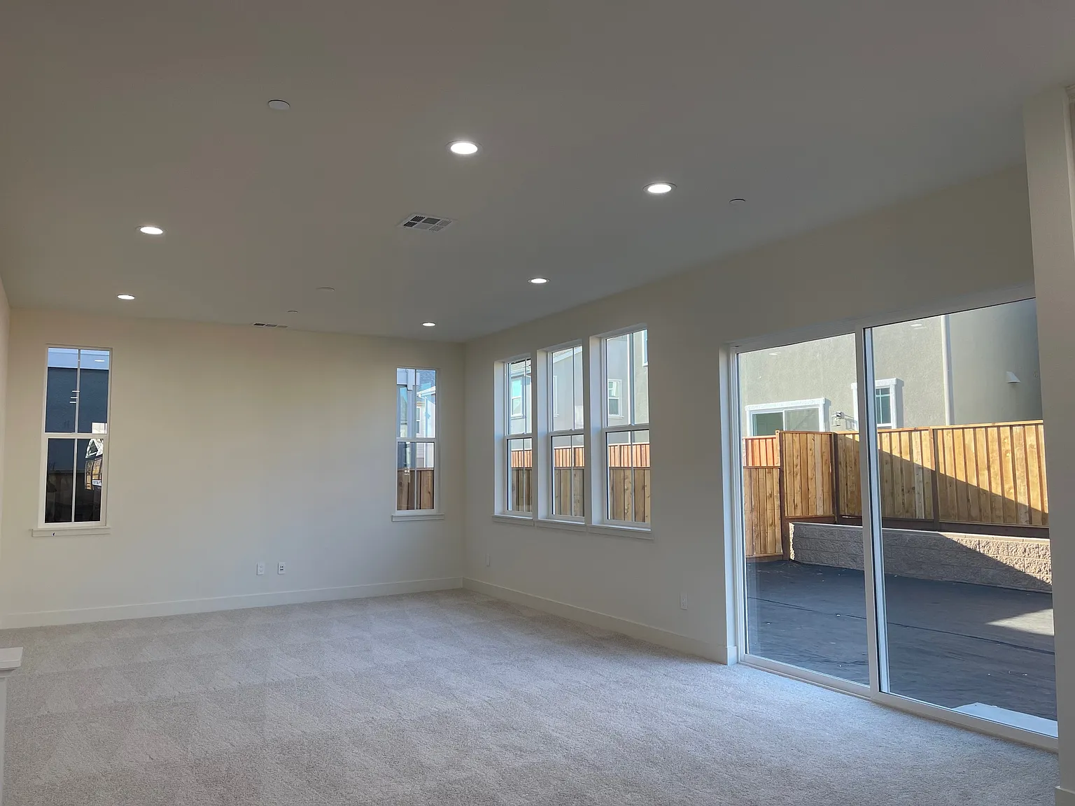 4 bed, 2470 sqft, $5,200 — Photo 4