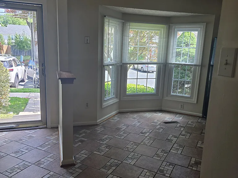 11 Fencerow Ct — Photo 2