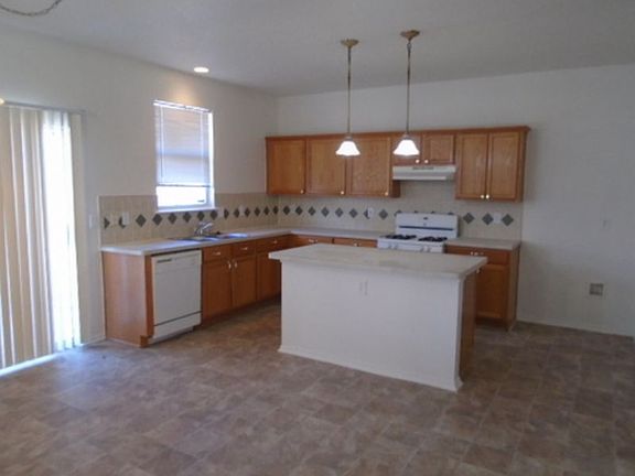 2nd image of 201 Lincoln Ln