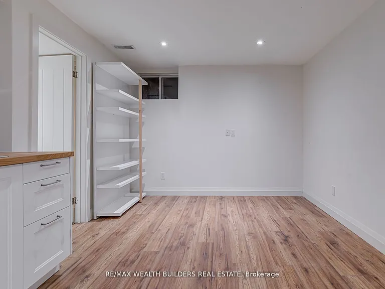 172 Indian Road Cres #LOWER — Photo 7