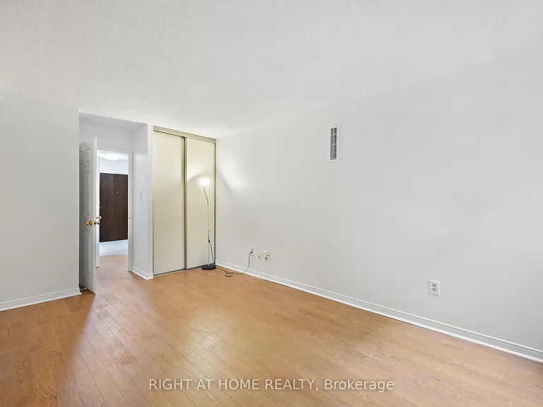 280 Simcoe St #206A — Photo 23