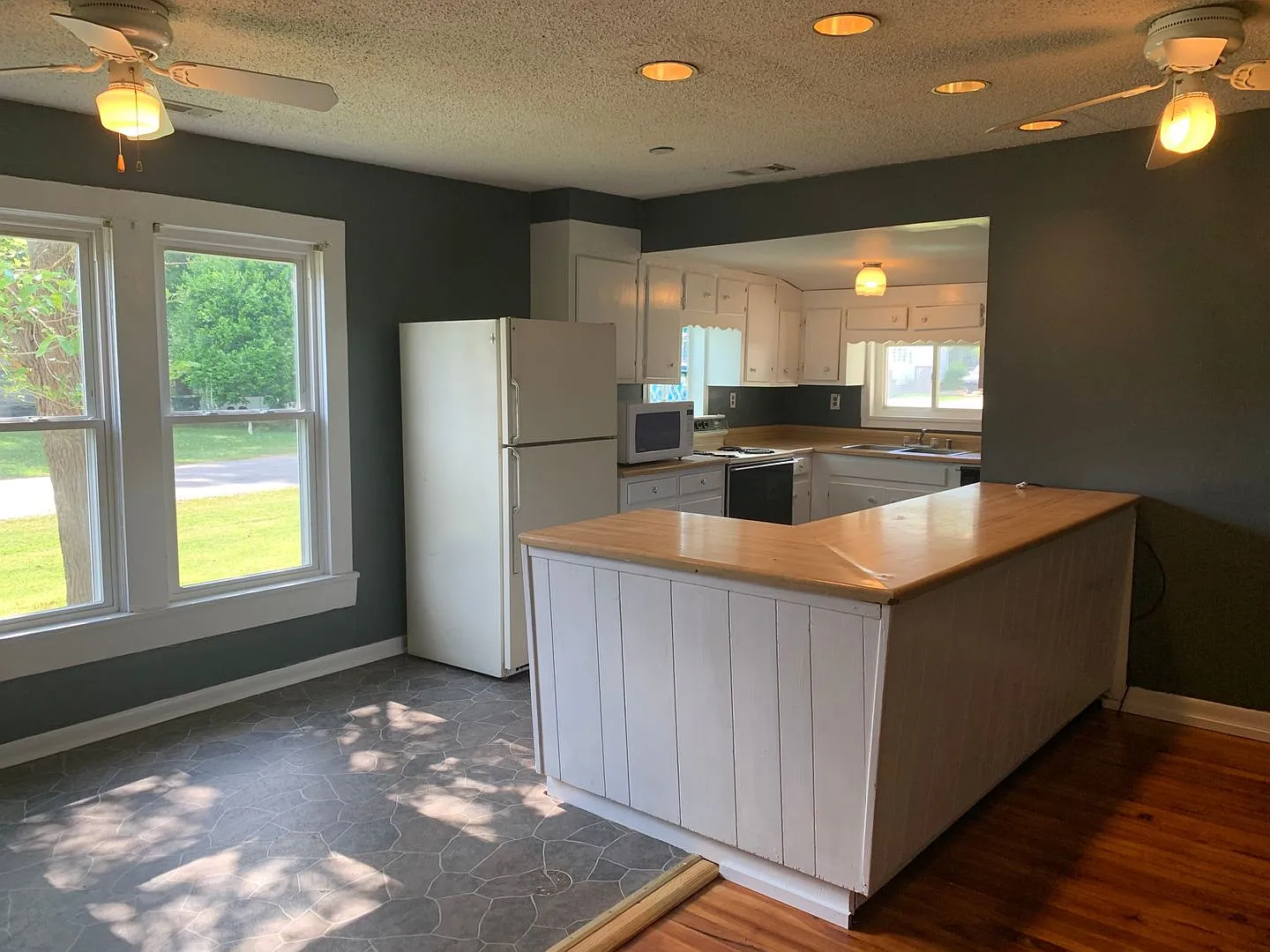 A quaint three bedroom one bath single family house in Five Points — Photo 3