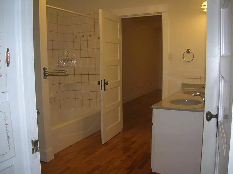 1028 Bross St — Photo 6