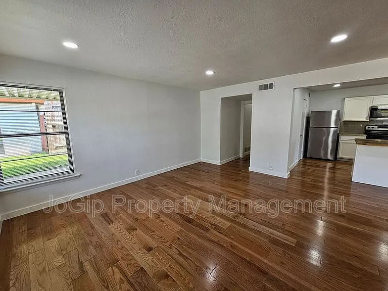 2402 Housley Dr — Photo 3