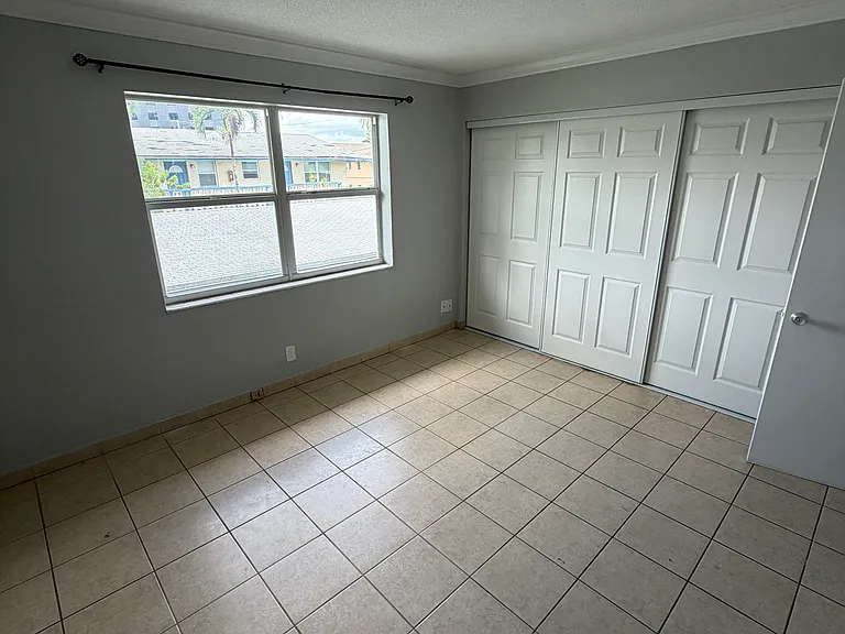713 NE 8th St #8 — Photo 7