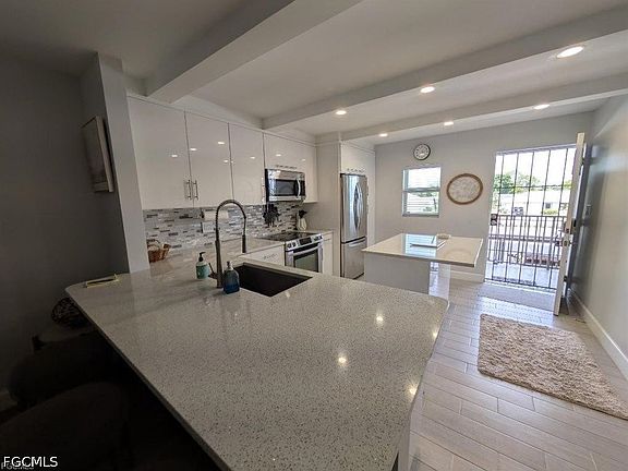 4th image of 2111 Barkeley Ln APT 13