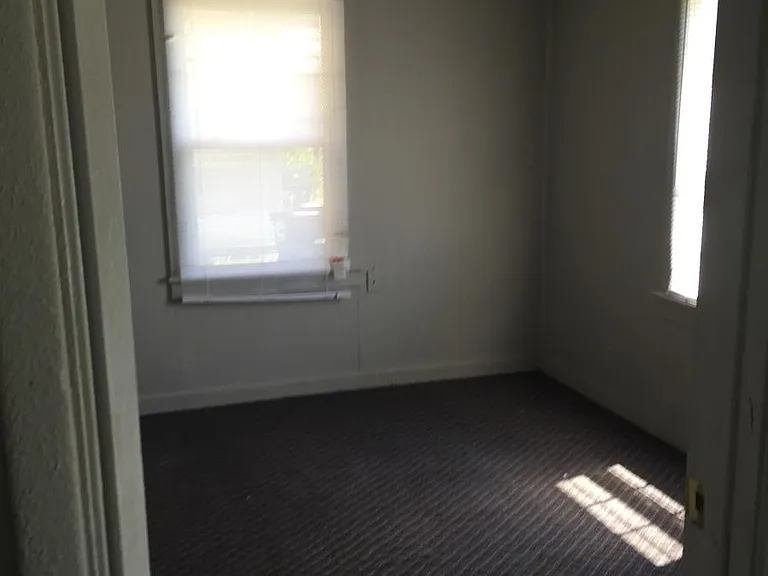 806 E Seymour St — Photo 3