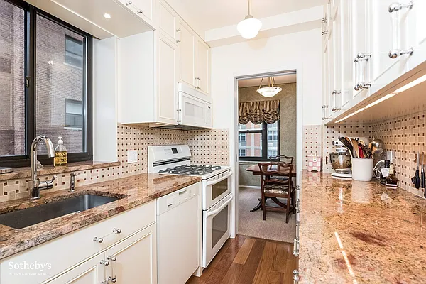 Sold by Sotheby's International Realty | media 18