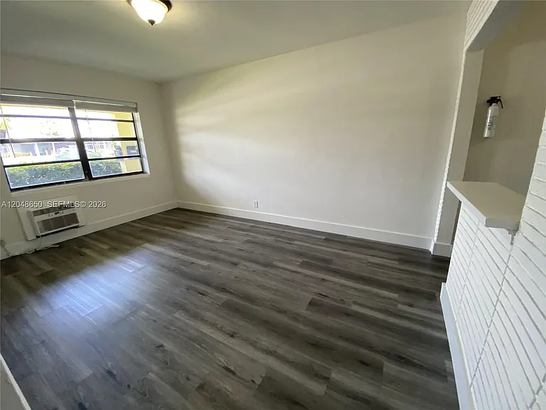 380 SE 12th Ave #2 — Photo 16