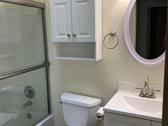 Second bathroom with tub