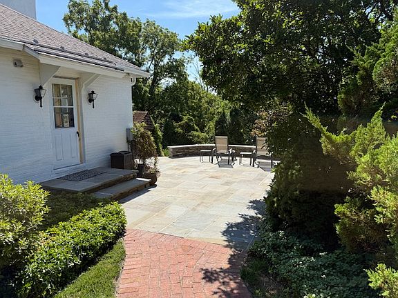 Path to side kitchen entrance