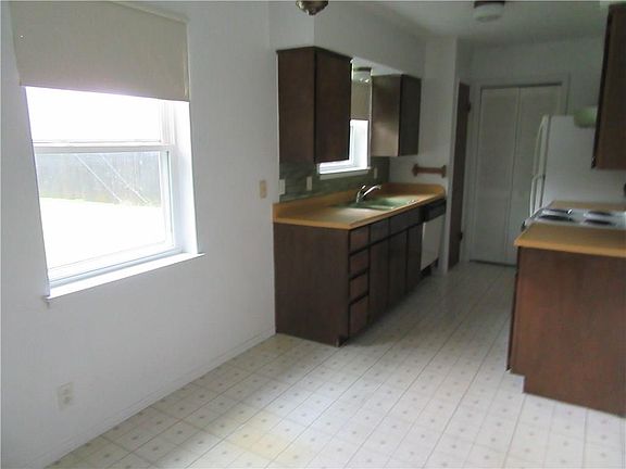 4th image of 1313 E Side Dr