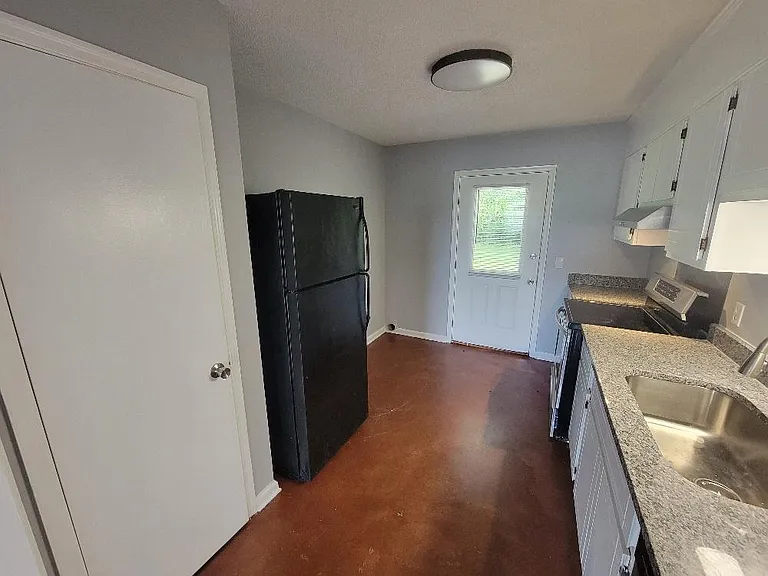 105 Maple Dr #B — Photo 8
