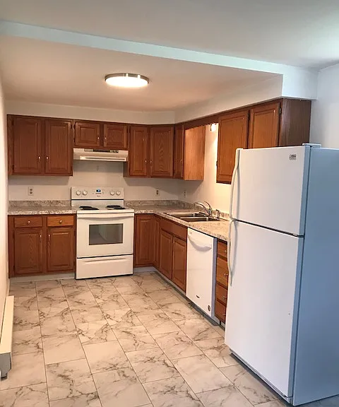 11 1/2 Wellsley Dr — Photo 2