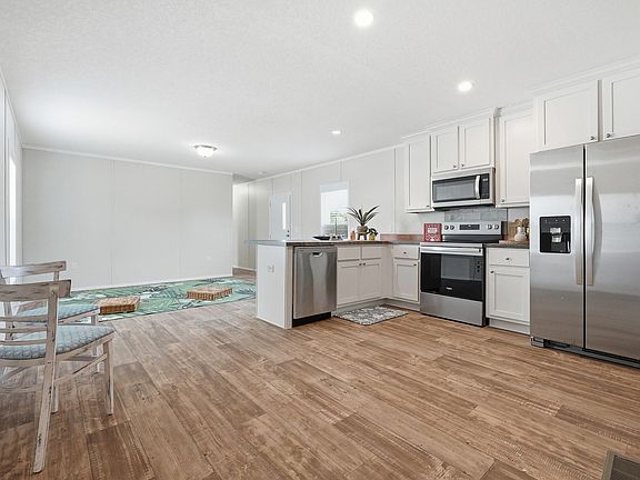 3rd image of 423 W Dogwood Ave