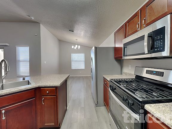 5th image of 129 Redwood Pl SW