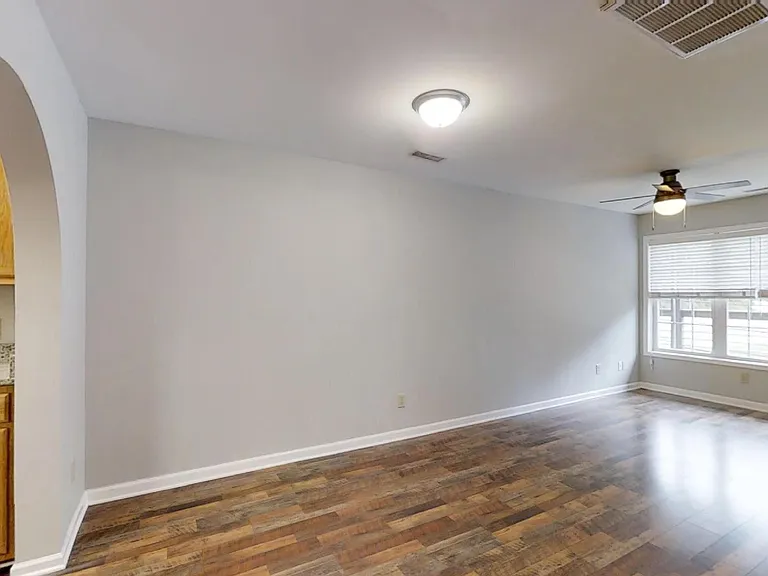1555 W King St — Photo 23