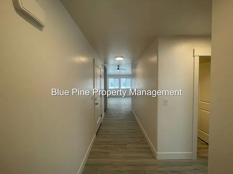 Building Photo - 5847 Wildrose Ave #1