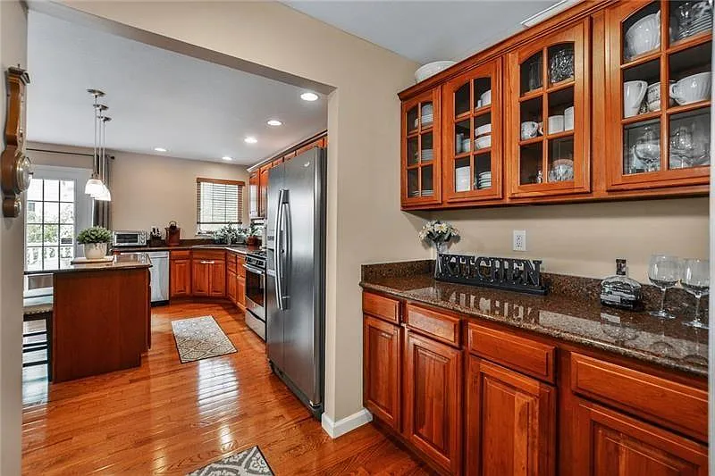 3 bed, 2.5 bath, 2880 sqft, $3,900 — Photo 3