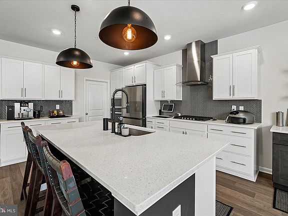 4th image of 809 Foundry St