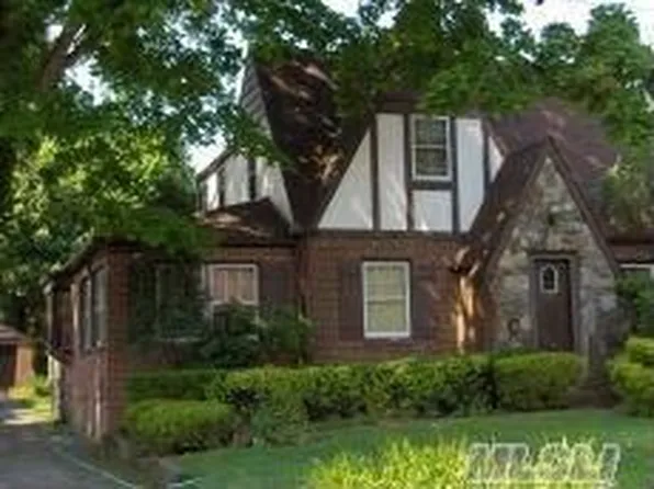 20 Towne St, Amityville, NY 11701