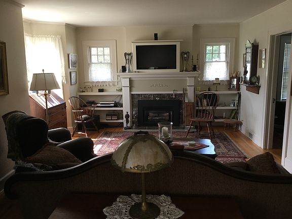 Lv Rm/Firepl/Bult in TV