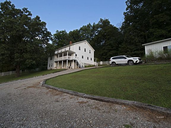 2nd image of 3190 Creekview Dr