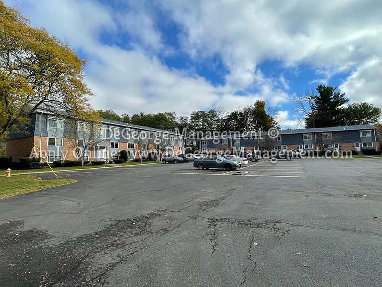 Woodside Court Apartments — Photo 3