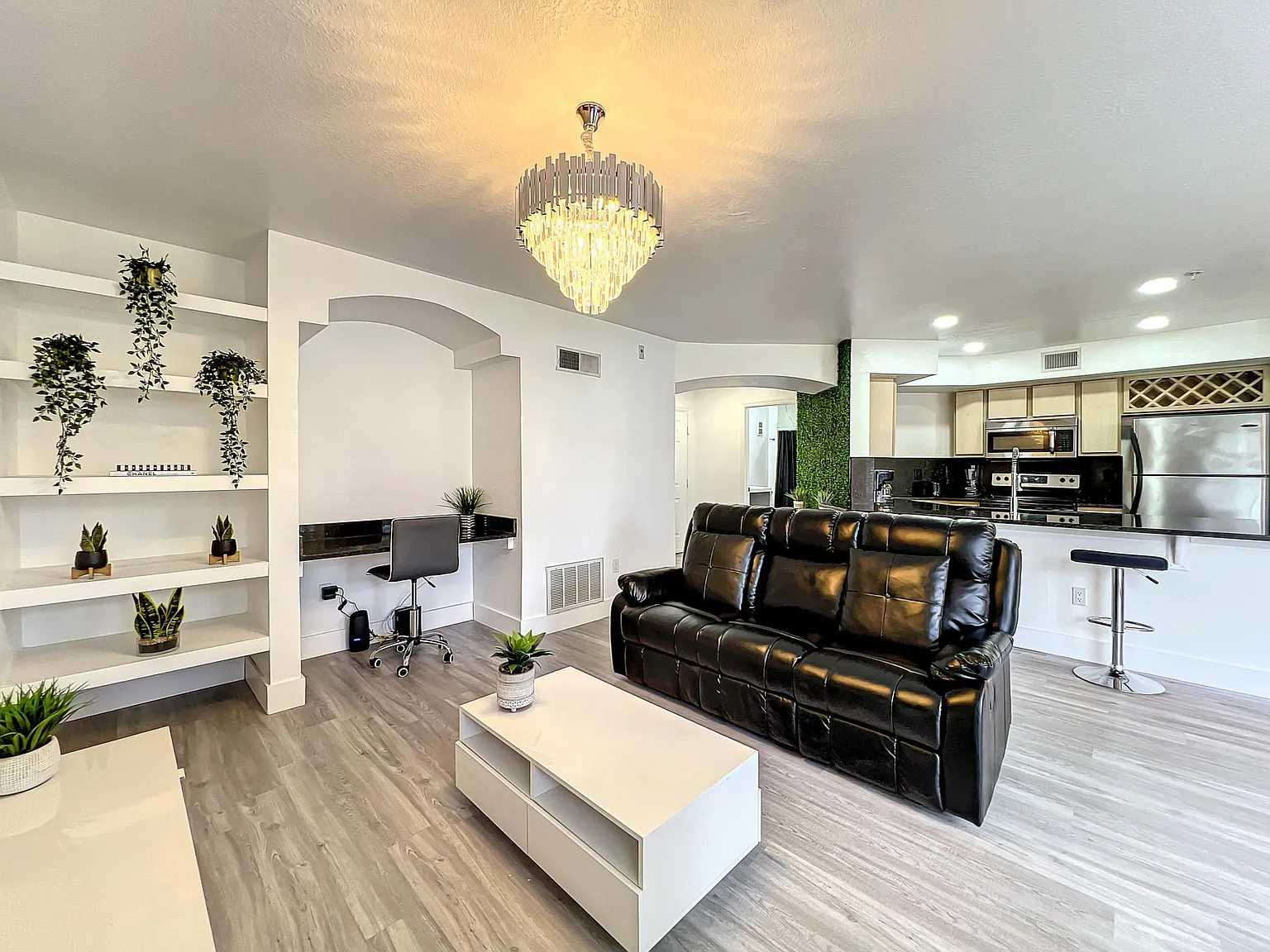 1 bed, 842 sqft, $2,300 — Photo 2