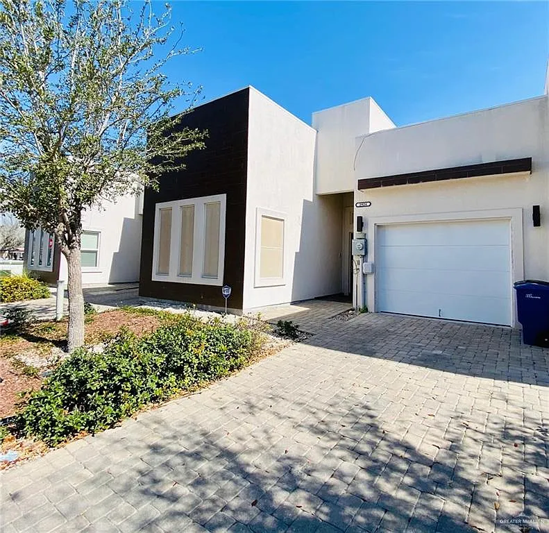 3 bed, 2.0 bath, 1572 sqft, $1,900 — Photo 1