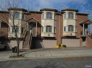 309B 8th St #B, Palisades Park, NJ 07650