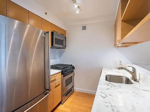 3rd image of 100 W 39th St APT 38A