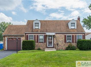 18 Canterbury Ln, Colonia, NJ 07067